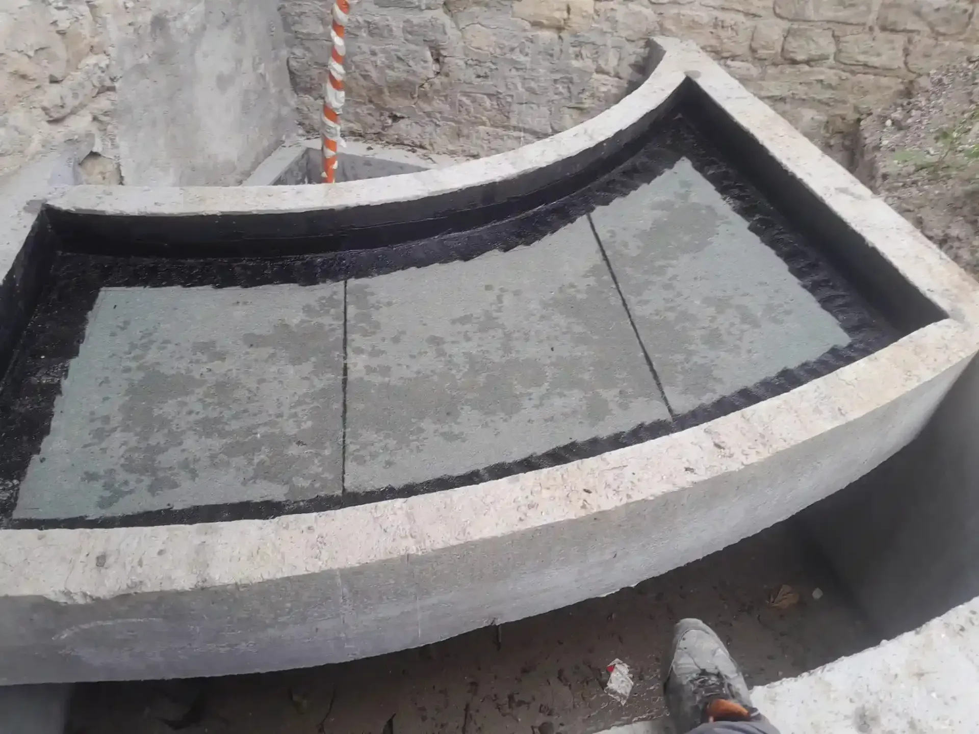 Chantier – Résine sur escaliers + étanchéité sous voiles enterrés