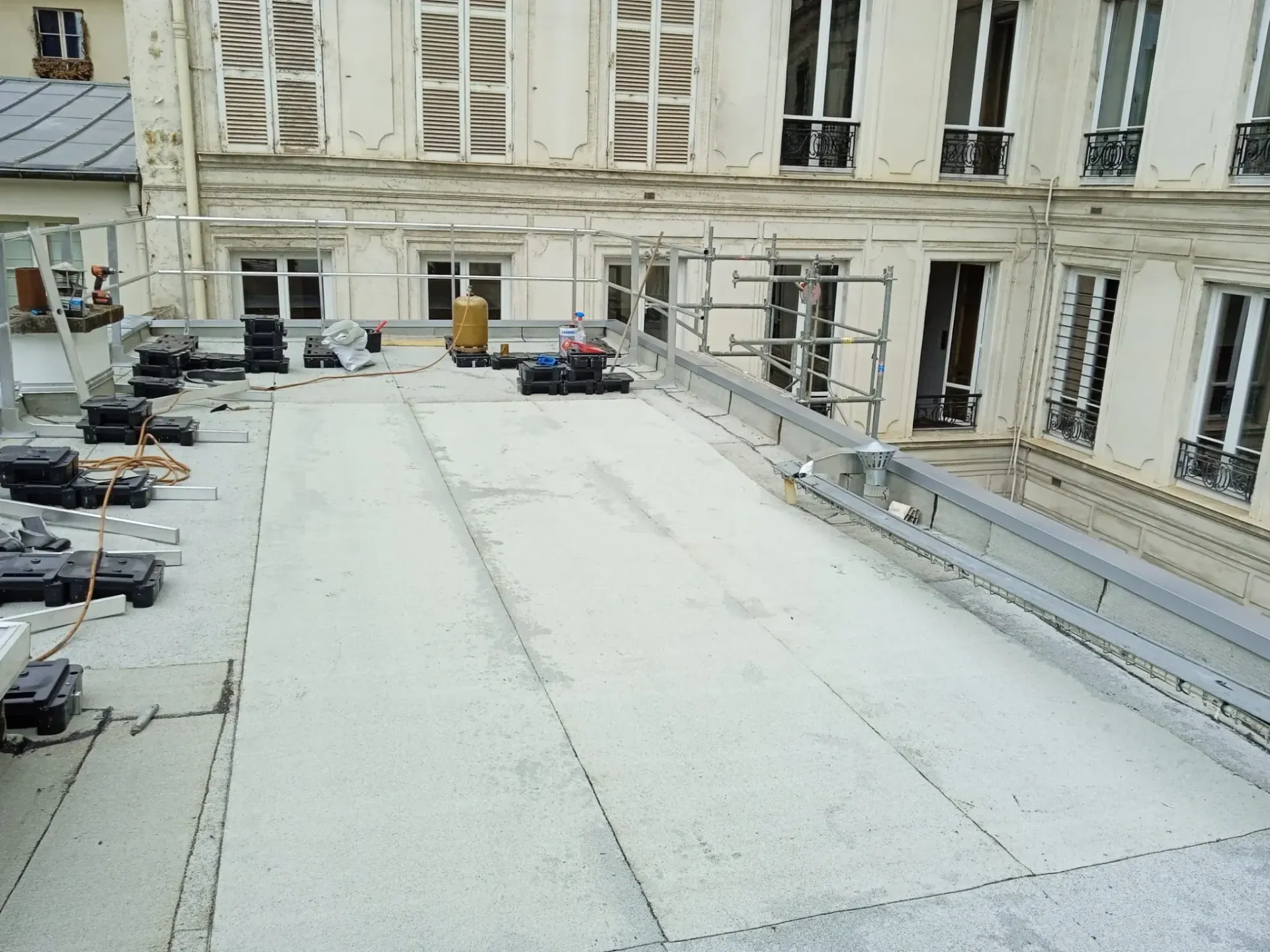 Toiture remise à plat avec écoulements dirigés, relevés conformes et finitions durables.