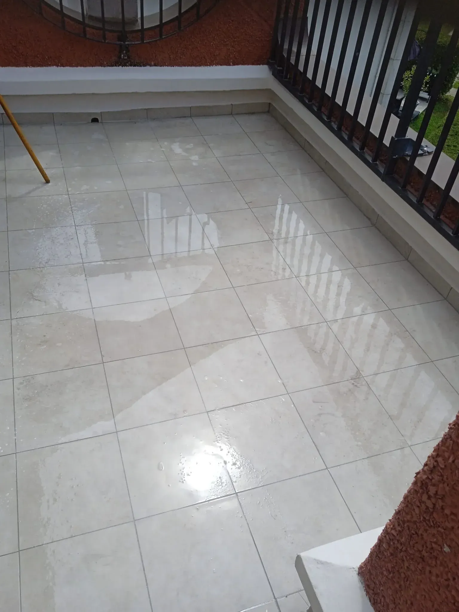 Terrasses remises à plat avec écoulements francs, relevés conformes et seuils sécurisés