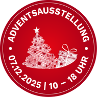 Roter runder Button mit der Aufschrift „ADVENTSAUSSTELLUNG 07.12.2025 | 10 - 18 UHR“ und Weihnachtsbaum und Geschenken.