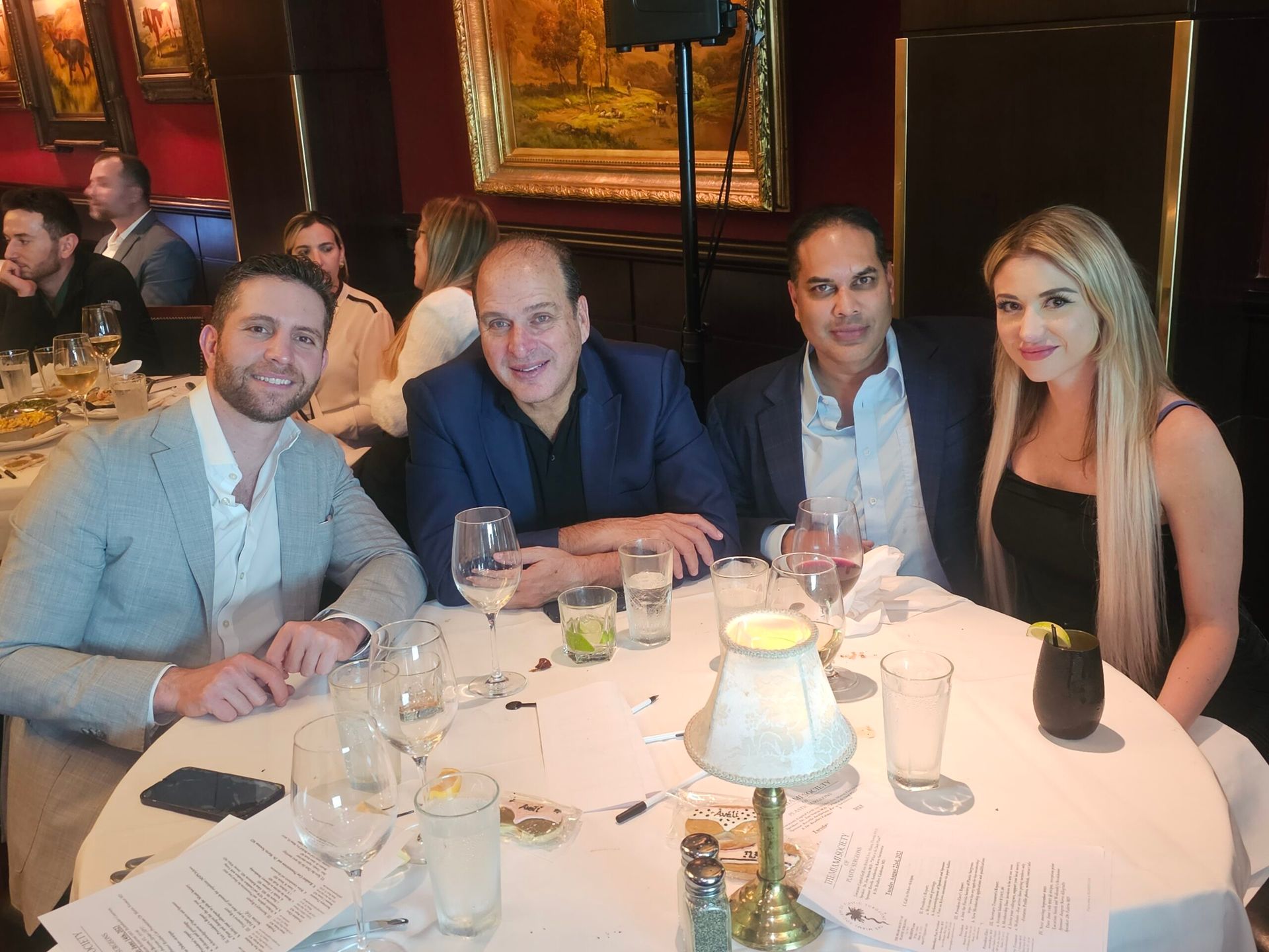 A group of people are sitting at a table in a restaurant.