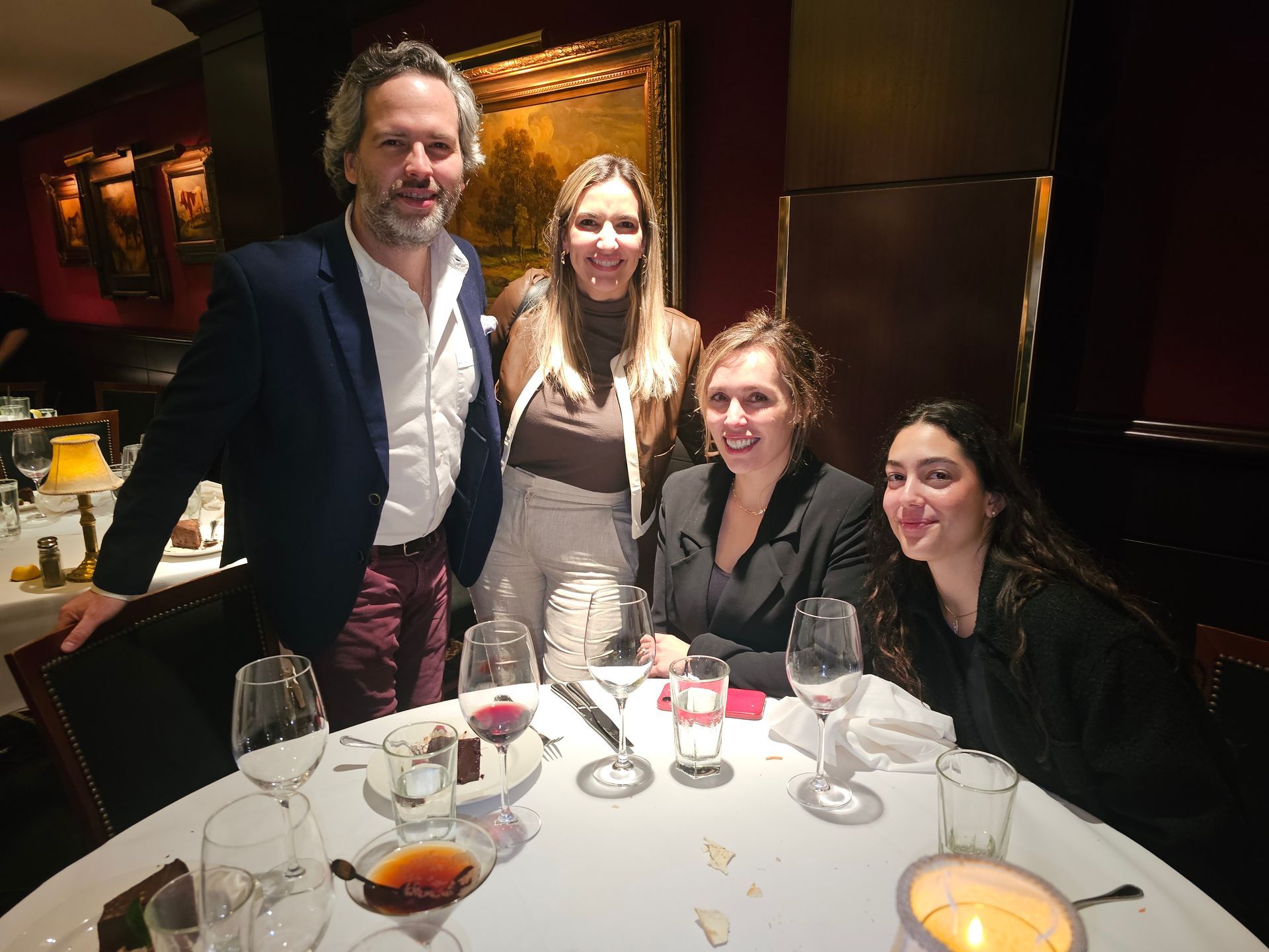 A group of people are sitting at a table in a restaurant.