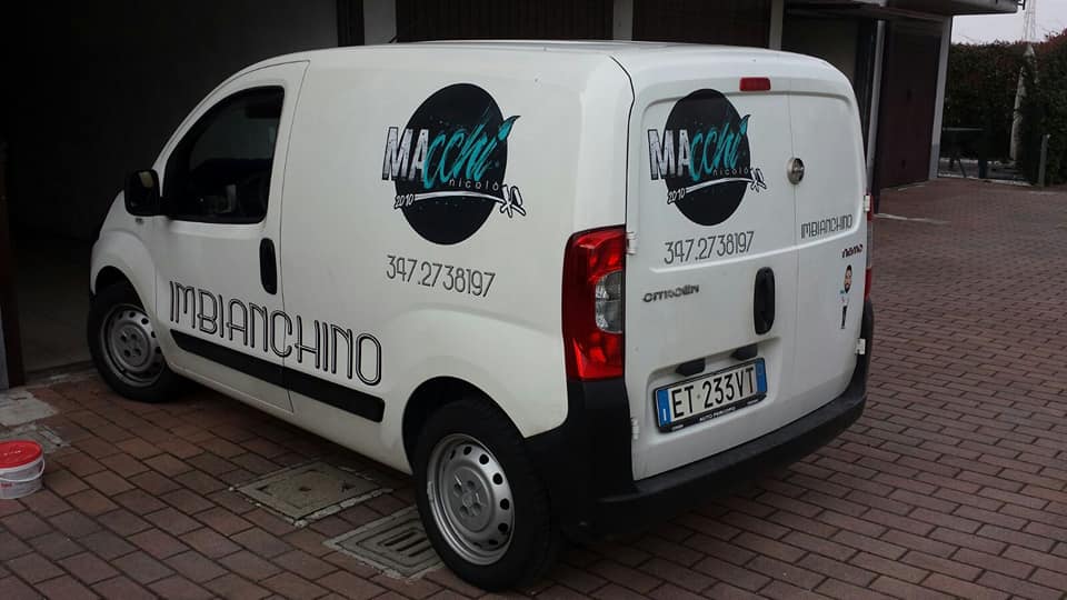 furgone personalizzato con adesivi professionali