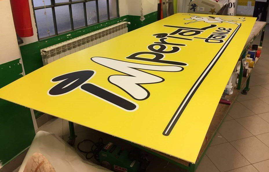 scritta imperial di grandi dimensioni