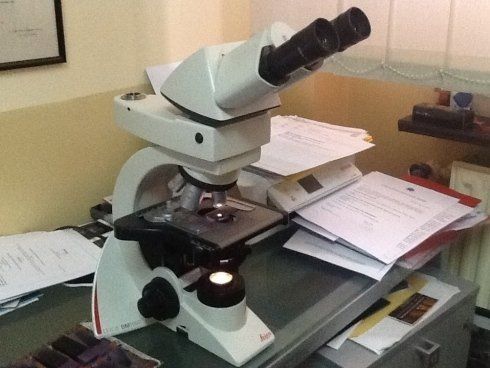 Microscopio per esami citologici e di laboratorio
