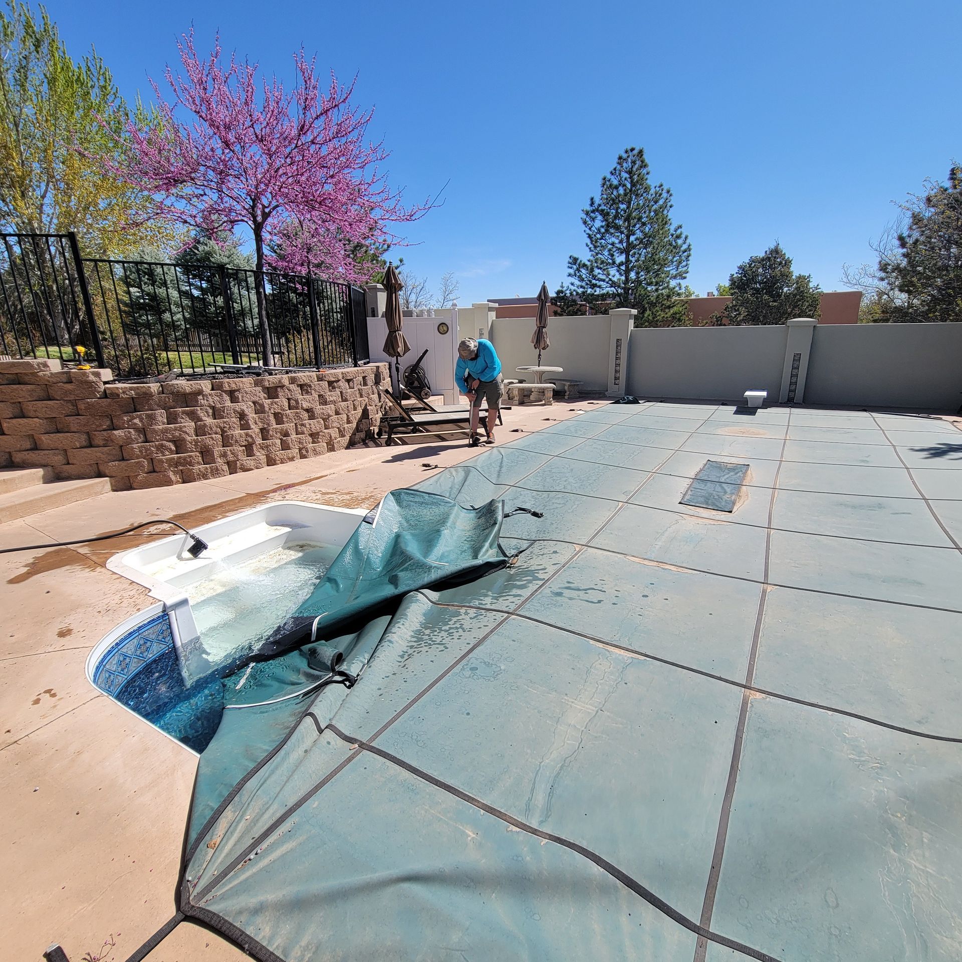 A swimming pool with a blue cover on top of it