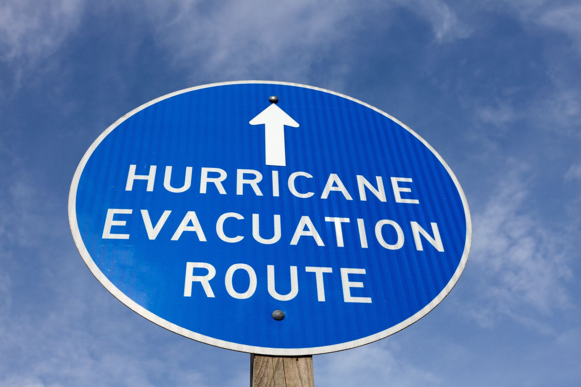 A blue sign that says hurricane evacuation route