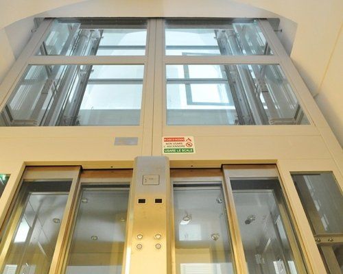 porte di un ascensore