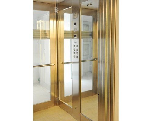 interni di un ascensore in vetro