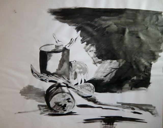 Een zwart-wit tekening van een vaas met een veer erin