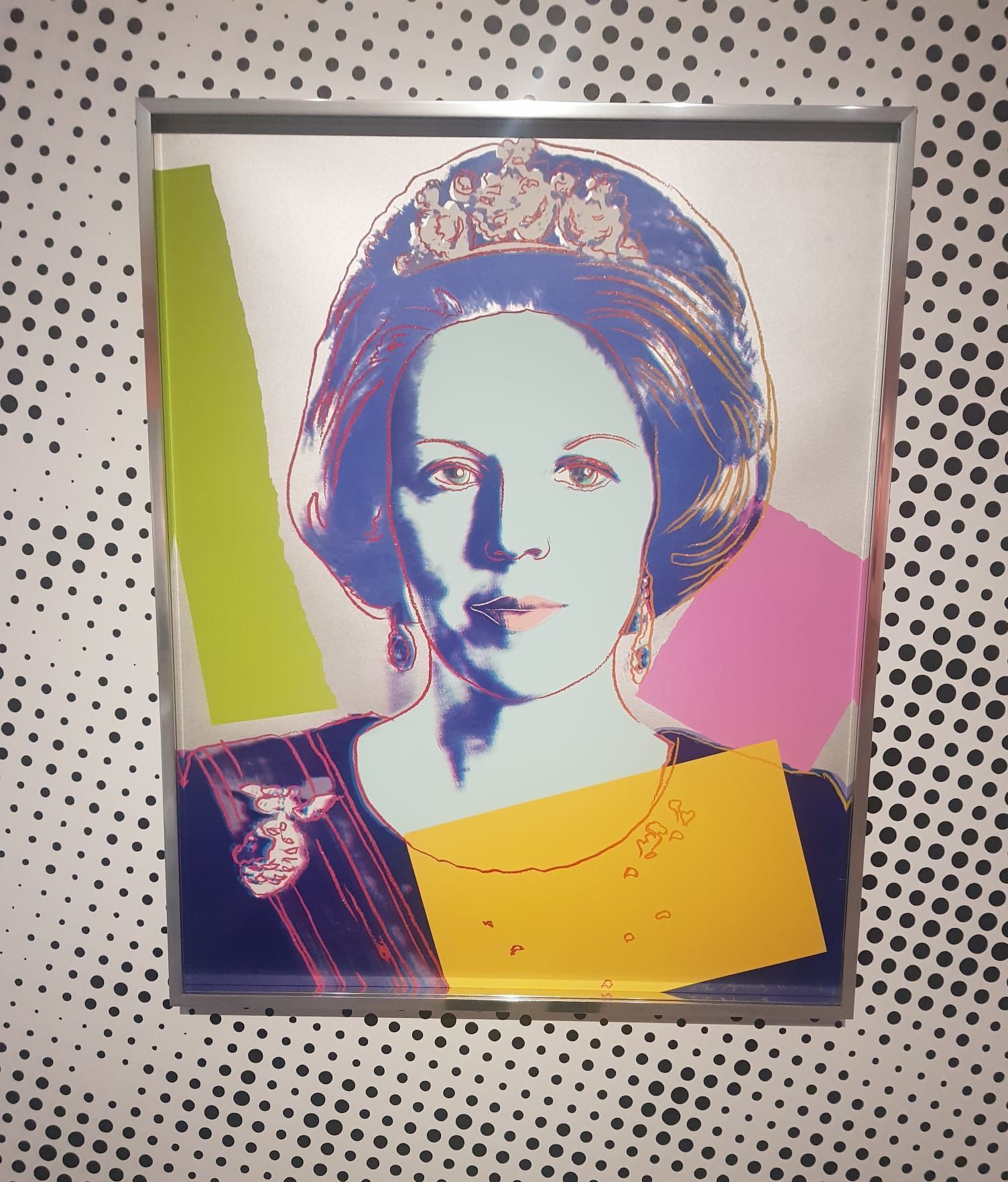 Een schilderij van prinses Beatrix met een tiara op haar hoofd