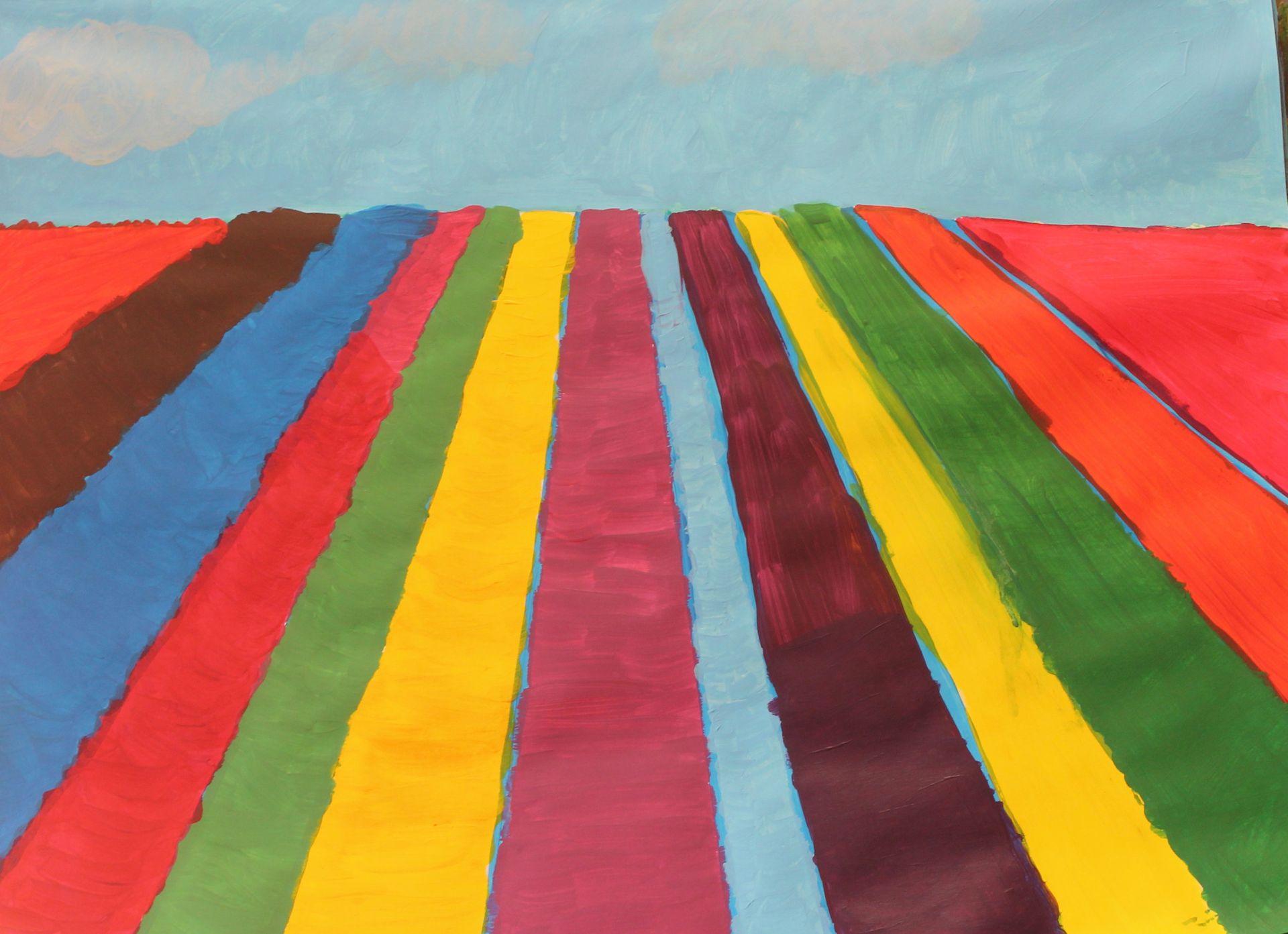 Een schilderij van een veld met kleurrijke strepen