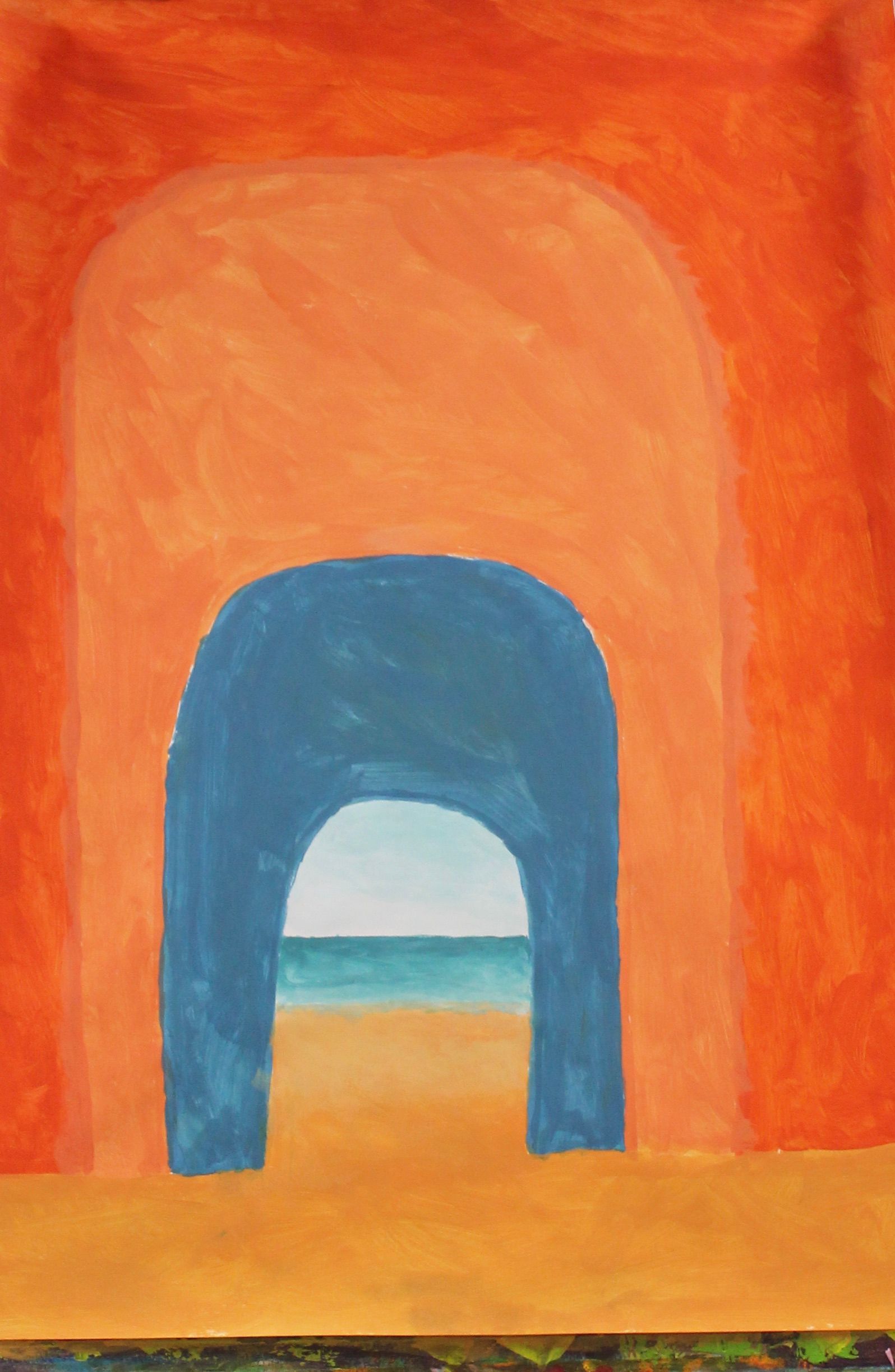 Een schilderij van een blauwe boog die naar de oceaan leidt