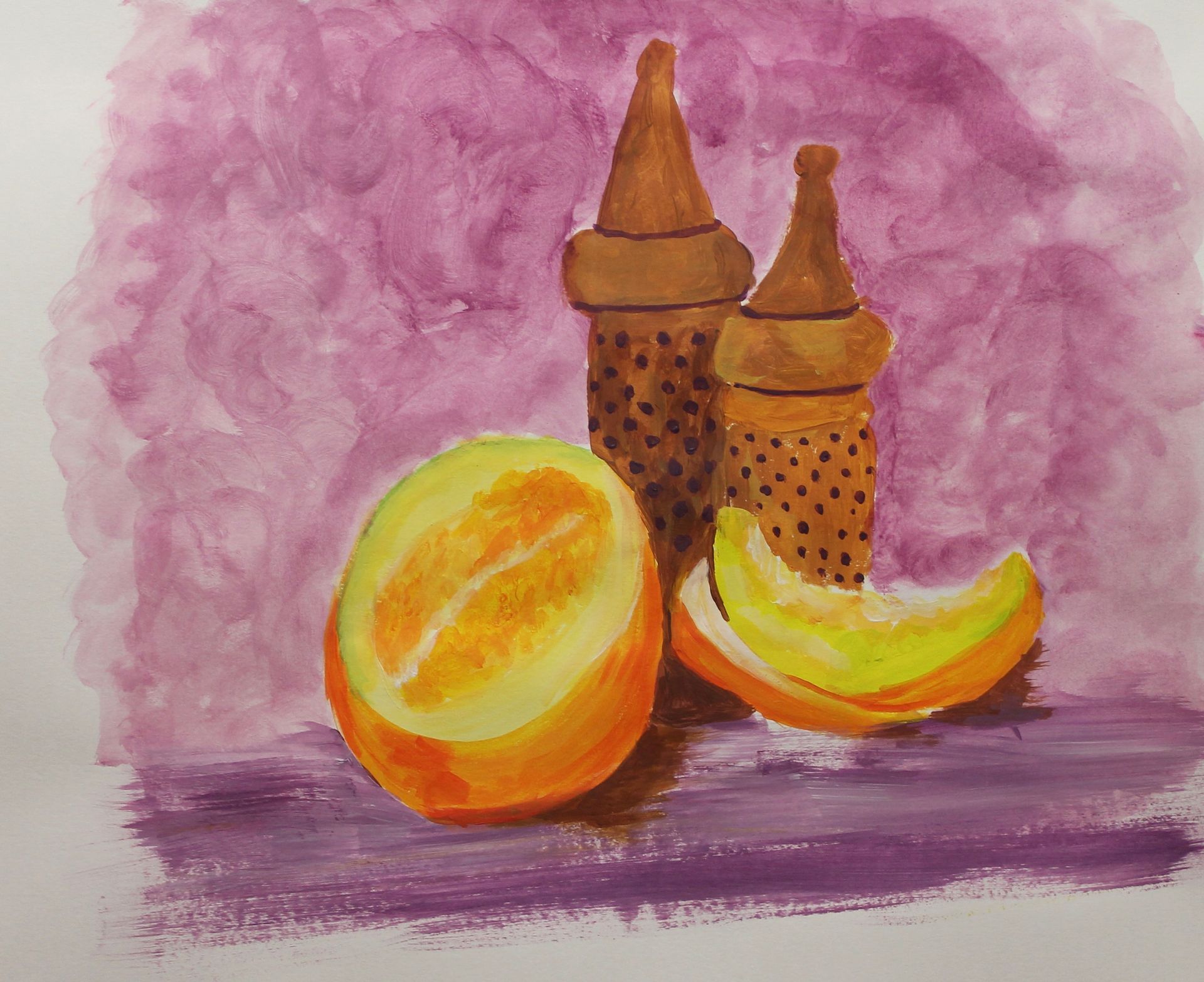 Een schilderij van een meloen en een sinaasappel op een paarse achtergrond