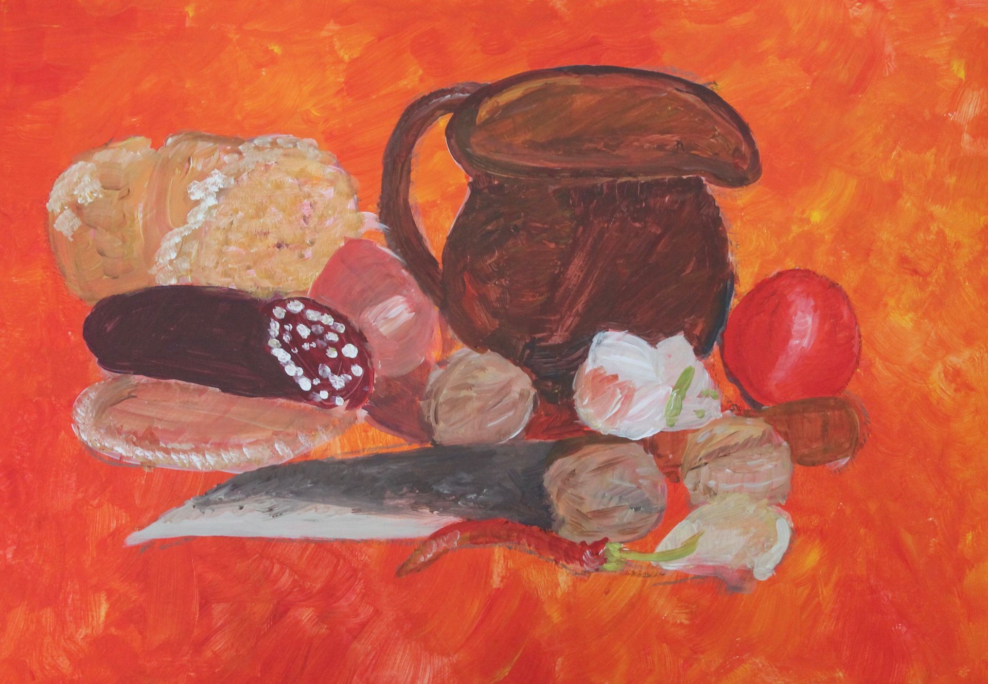 Een schilderij van groenten en een kan op een oranje achtergrond