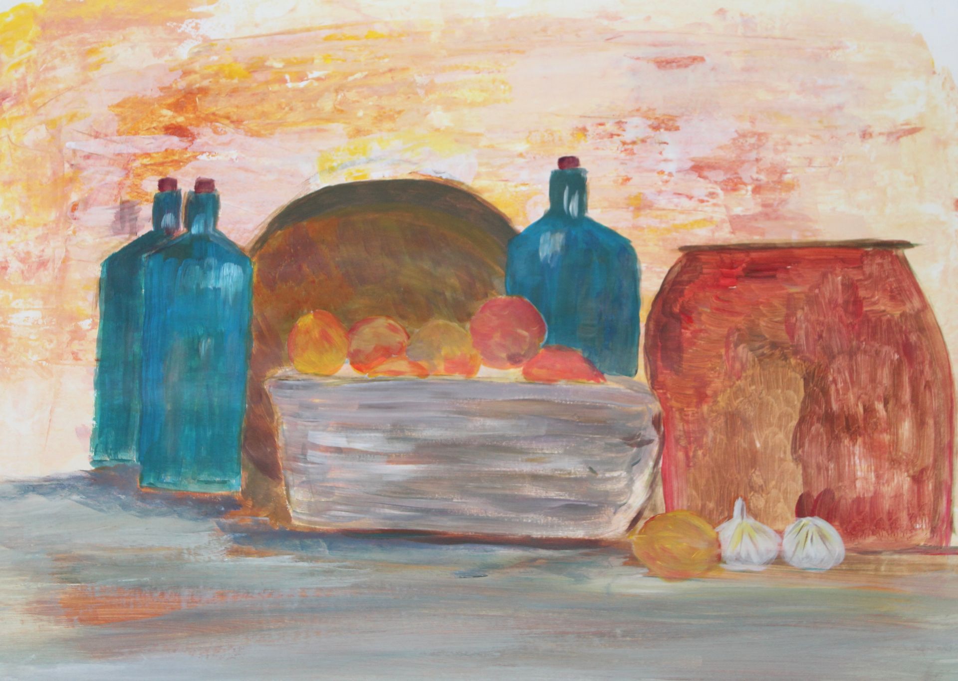 Een schilderij van een fruitmand en twee flessen