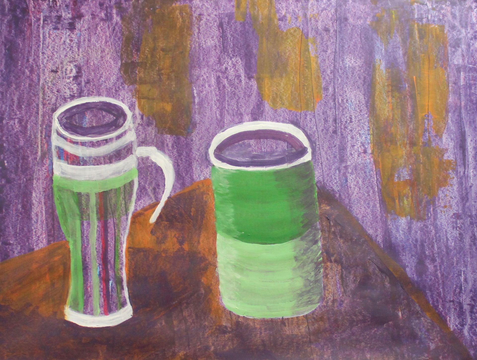 Een schilderij van twee kopjes op een tafel met een paarse achtergrond