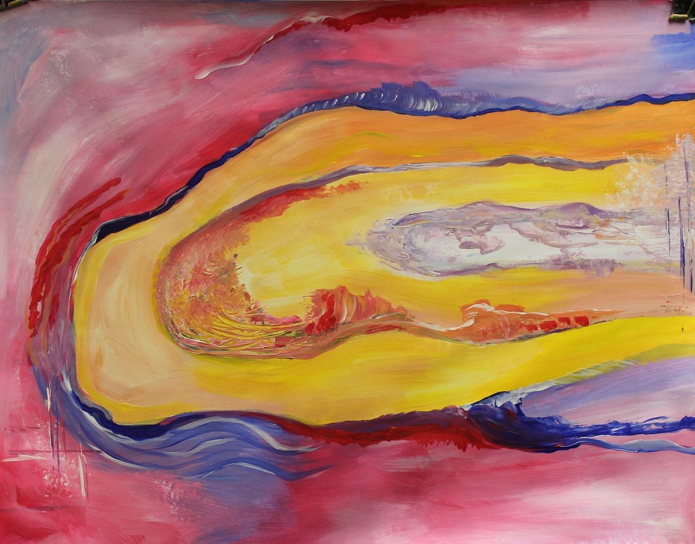 Een schilderij van een gele en rode werveling op een roze achtergrond