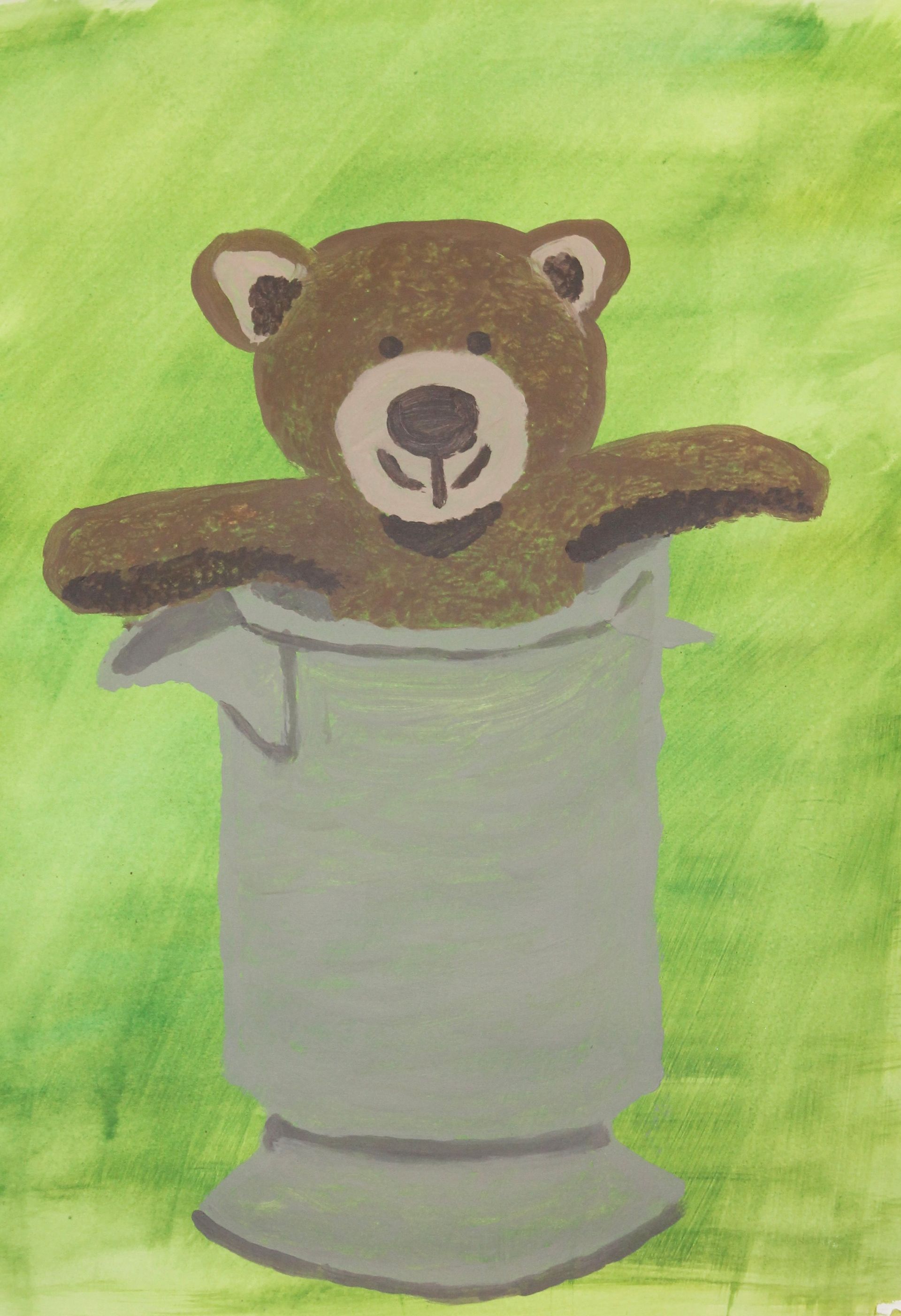 Een teddybeer steekt zijn kop uit een vuilnisbak