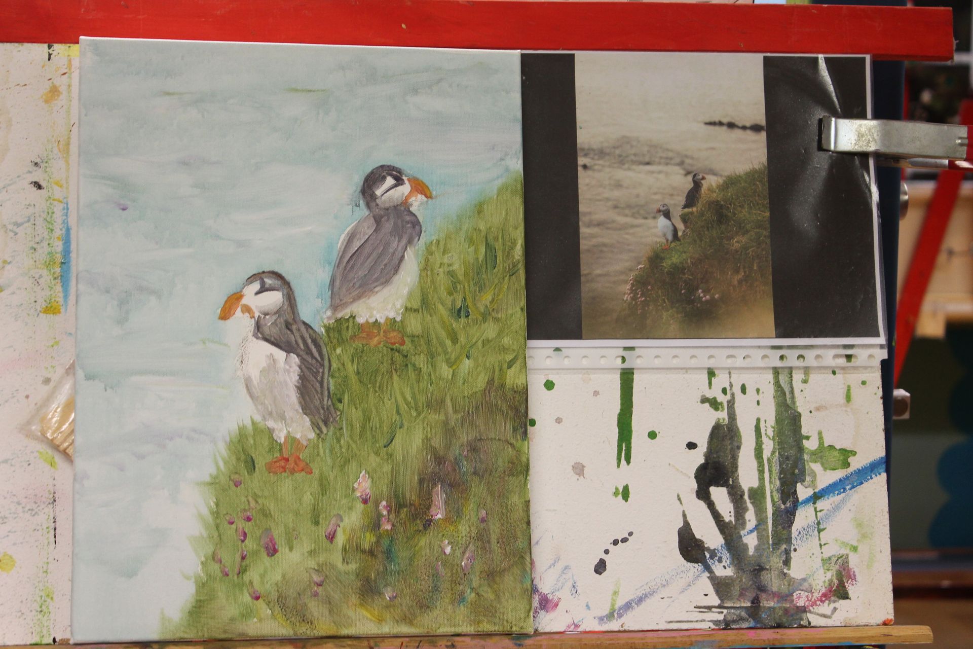 Een schilderij van twee vogels die op de top van een heuvel zitten