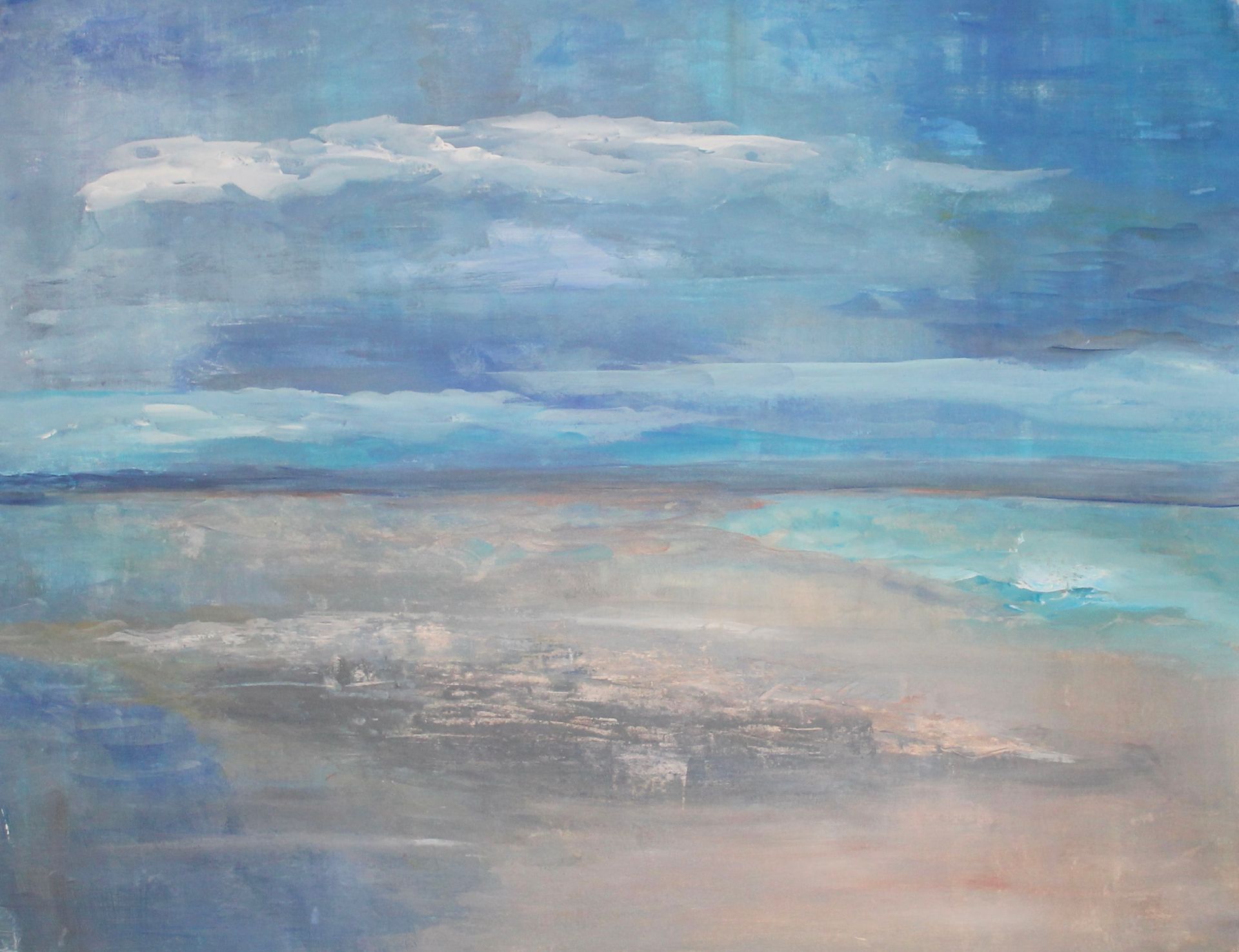 Een schilderij van een strand met een blauwe lucht en wolken