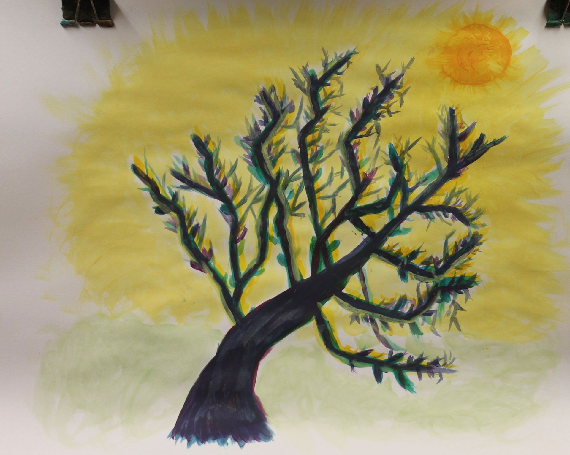 Een tekening van een boom met een zon op de achtergrond