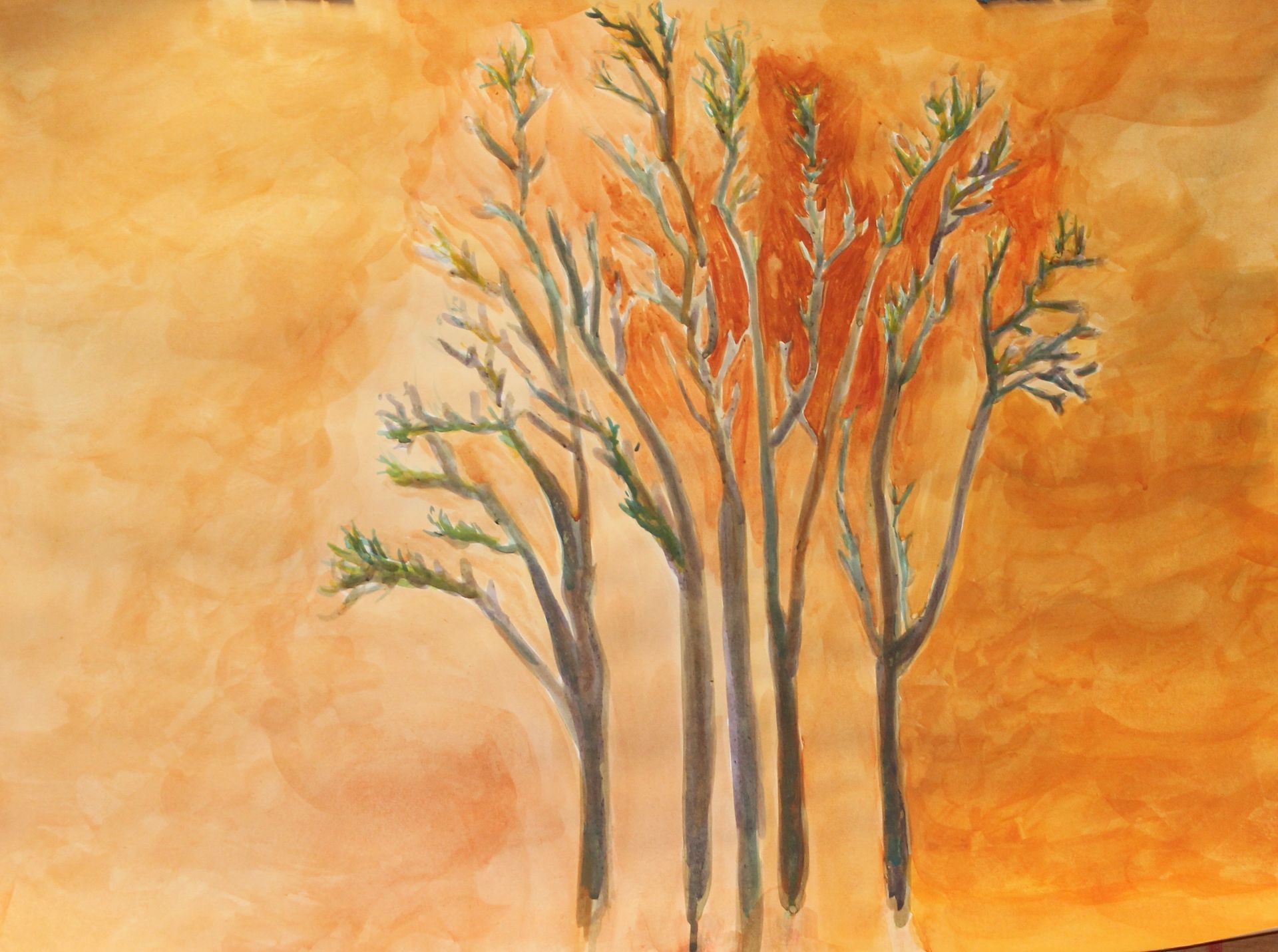 Een schilderij van bomen zonder bladeren op een oranje achtergrond