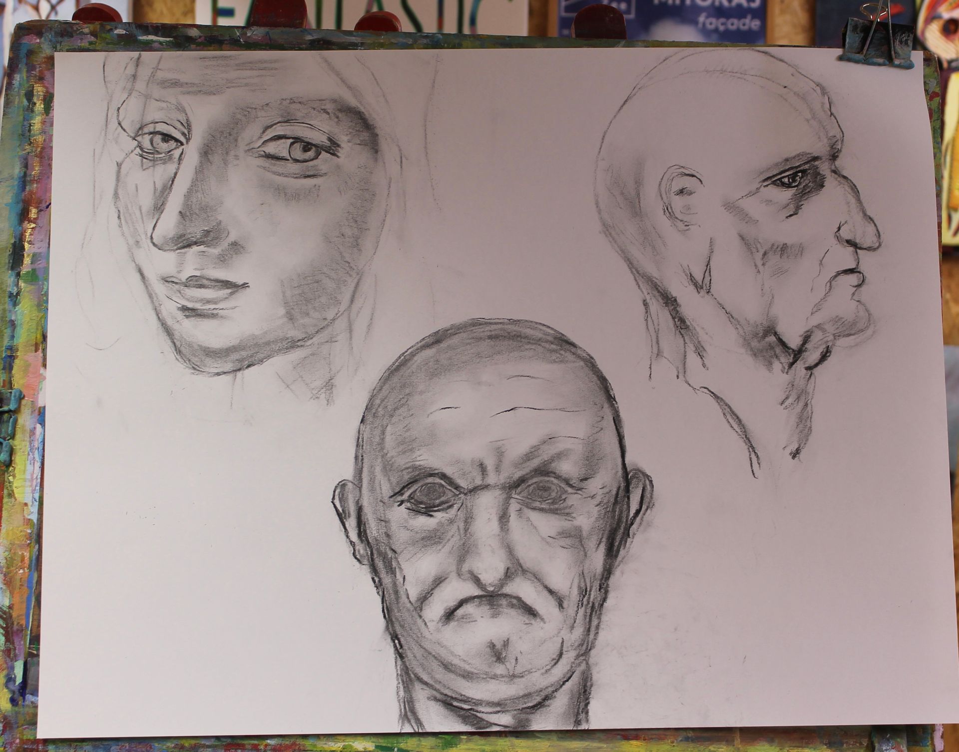 Een tekening van een mannengezicht en een vrouwengezicht