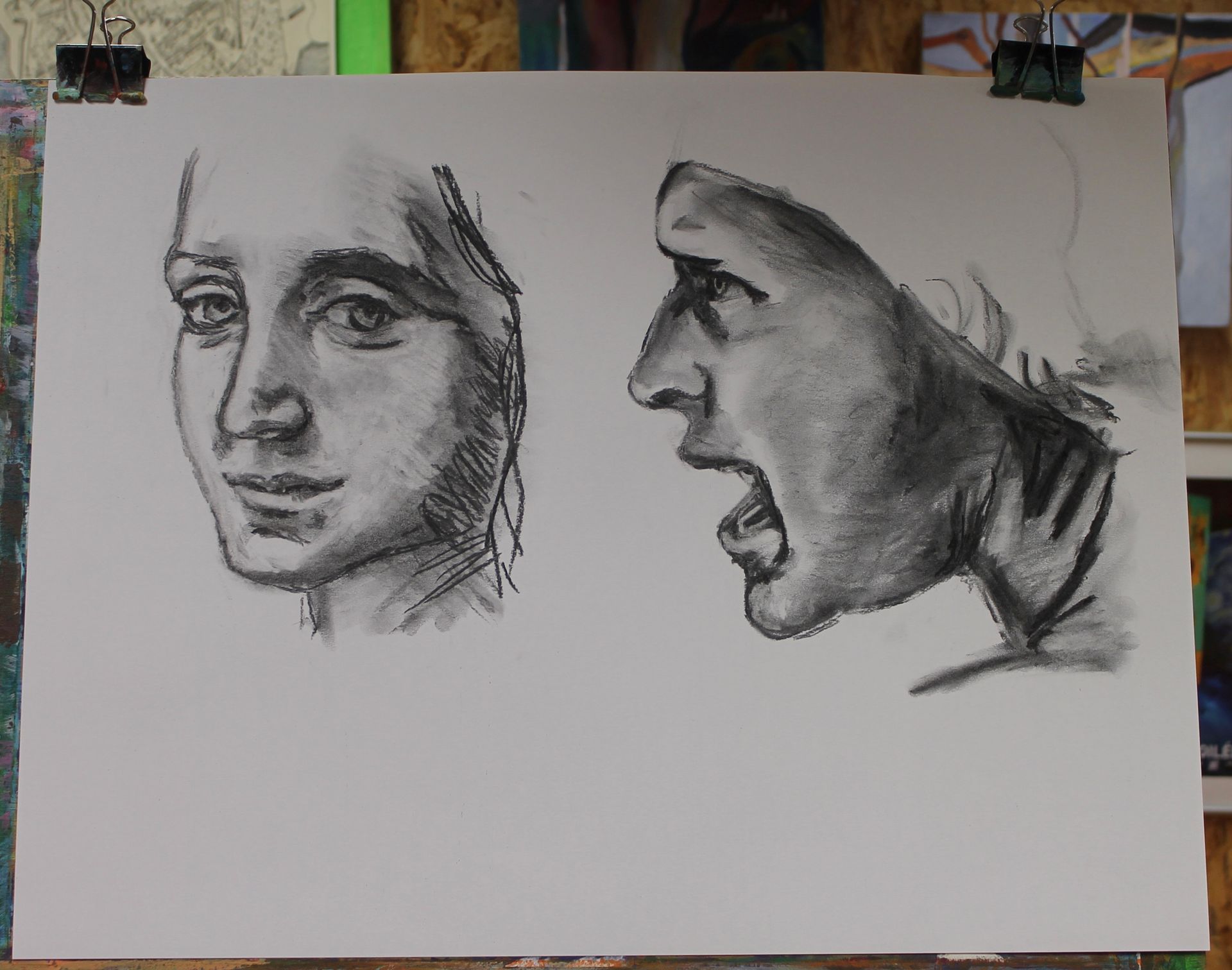 Een tekening van een vrouwengezicht en een tekening van een mannengezicht