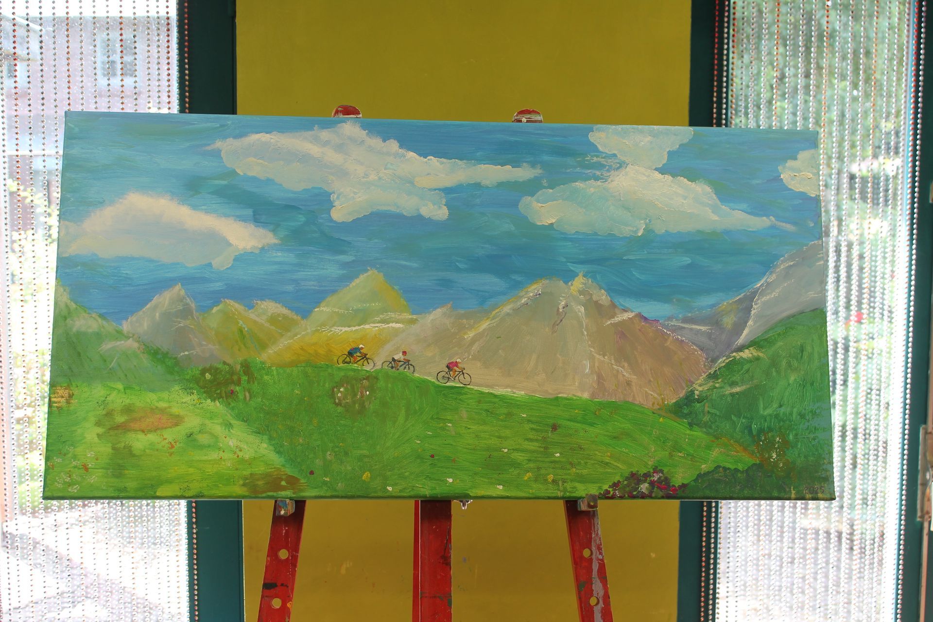 Een schilderij van een landschap met bergen op de achtergrond