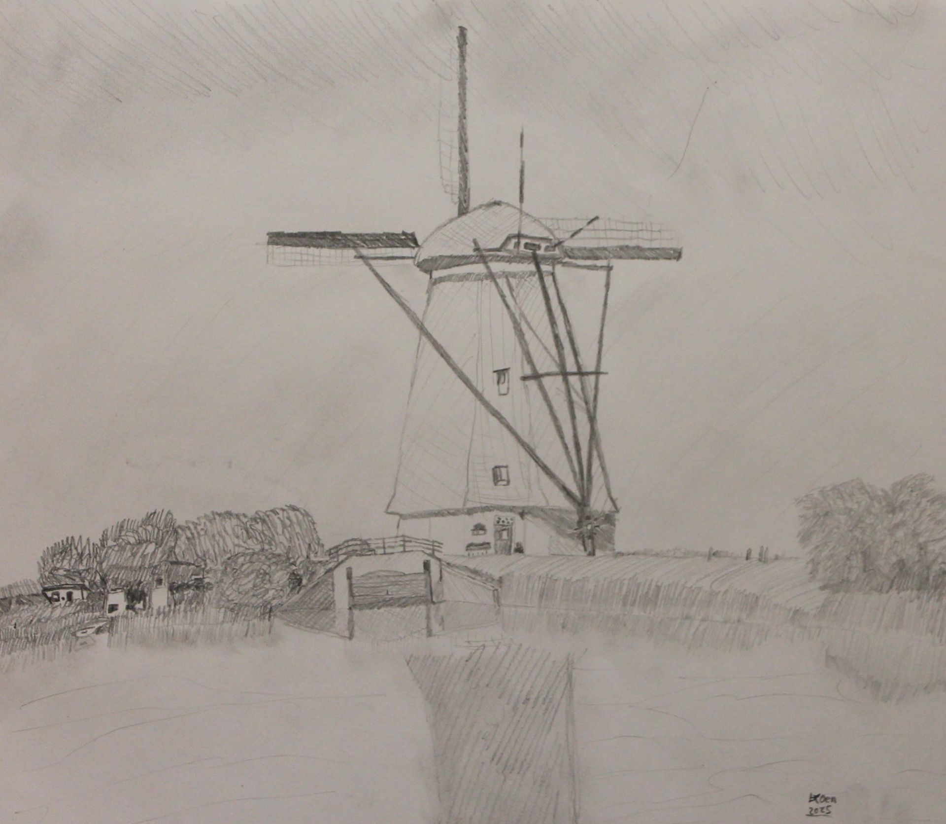 Potloodschets van een Nederlandse windmolen op een veld met bomen en een kanaal op de voorgrond.