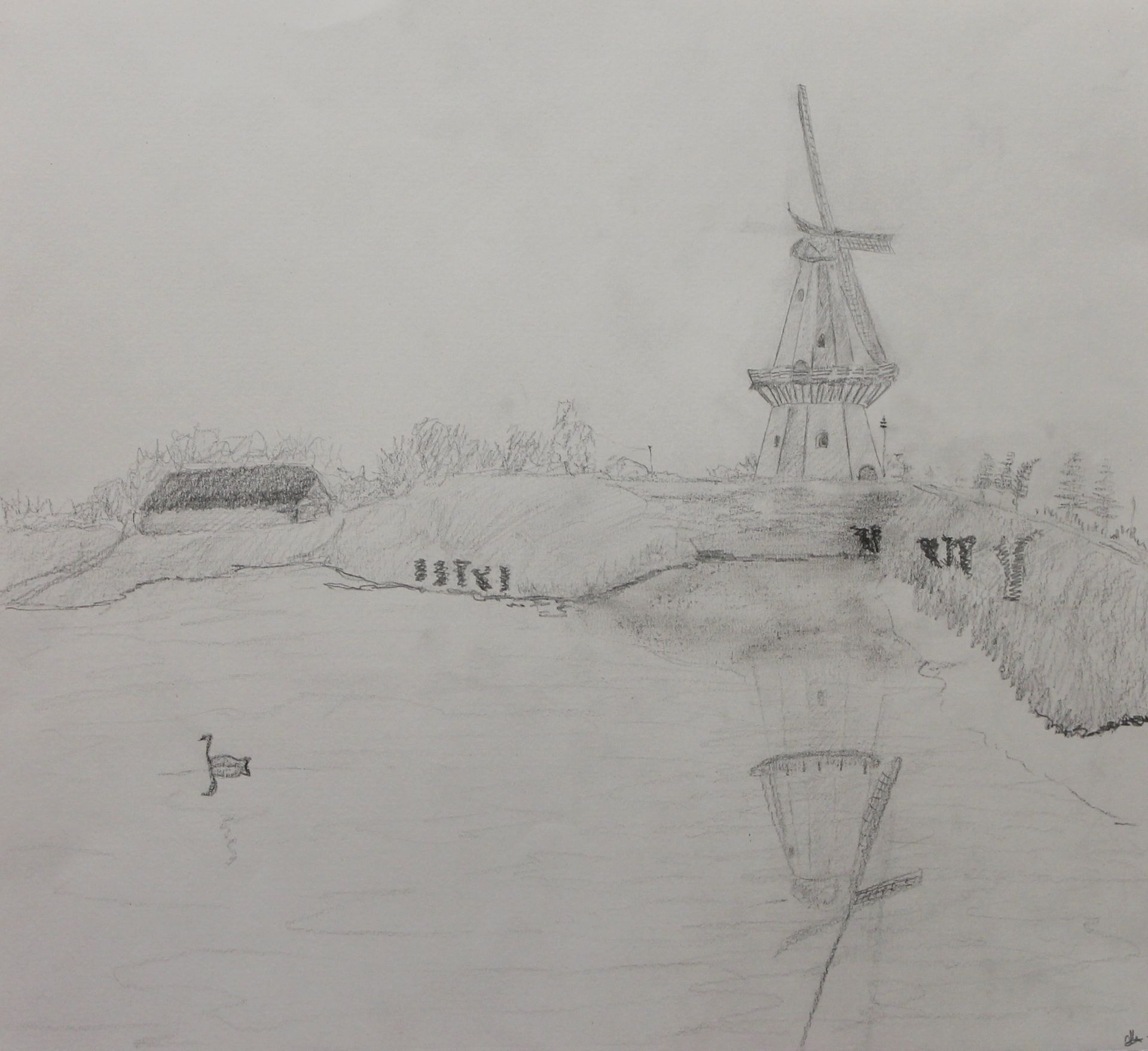 Potloodschets van een windmolen op een heuvel, weerspiegeld in het kalme water. Ook bomen en een gebouw zijn zichtbaar.