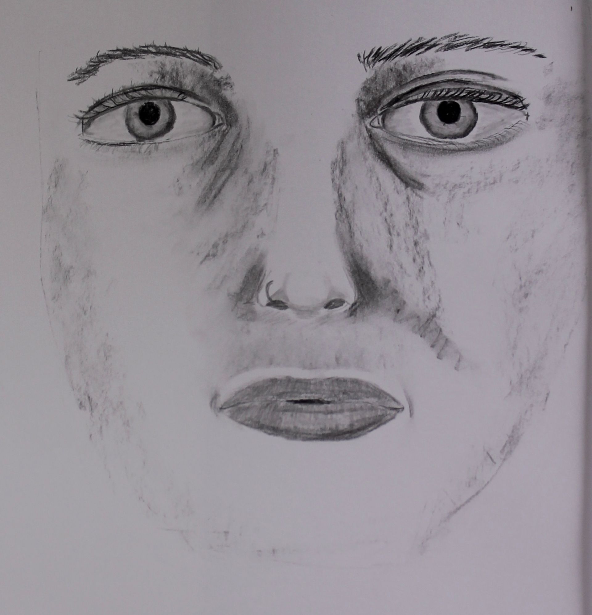 Een zwart-wit tekening van het gezicht van een vrouw