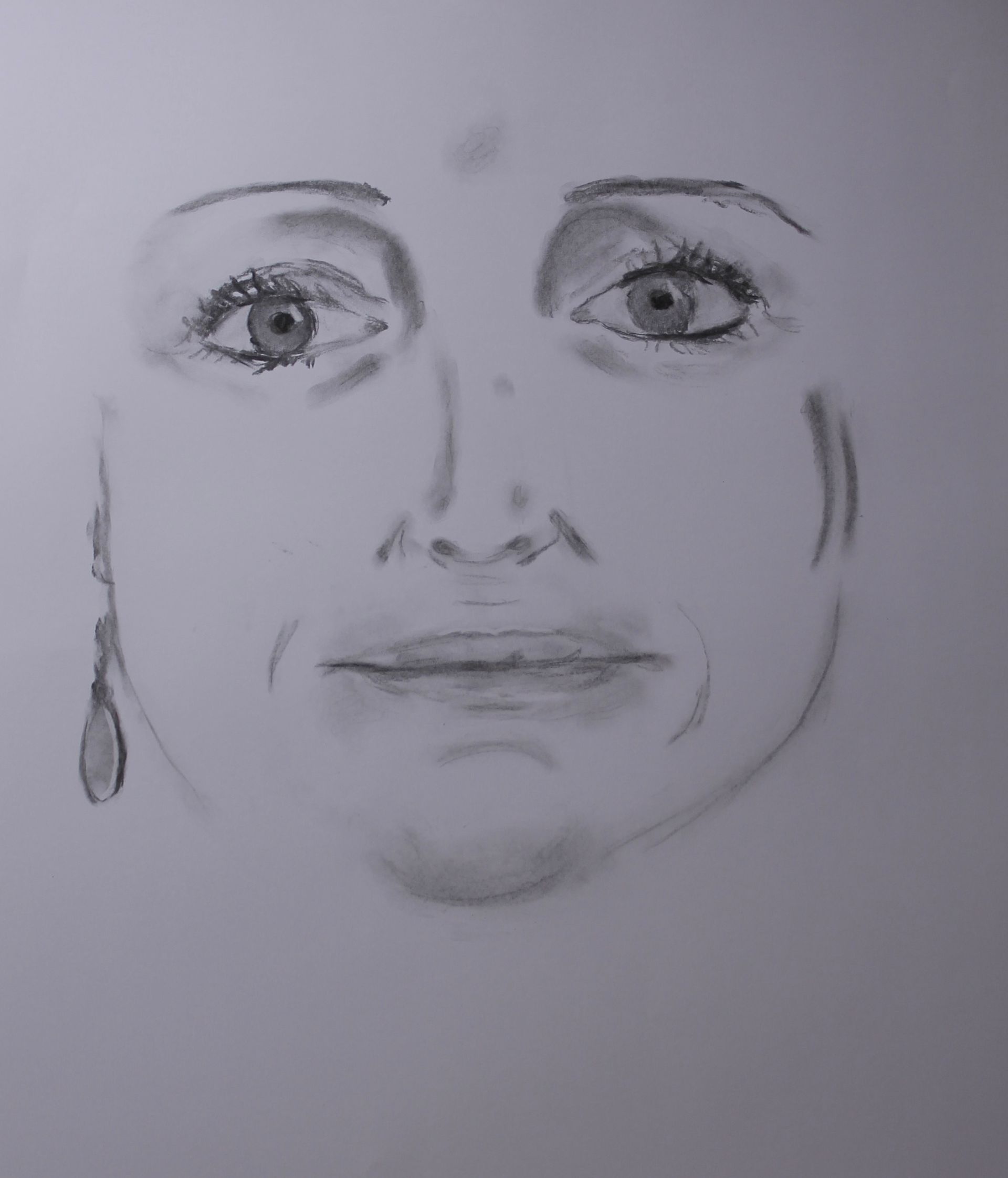 Een zwart-wit tekening van het gezicht van een vrouw