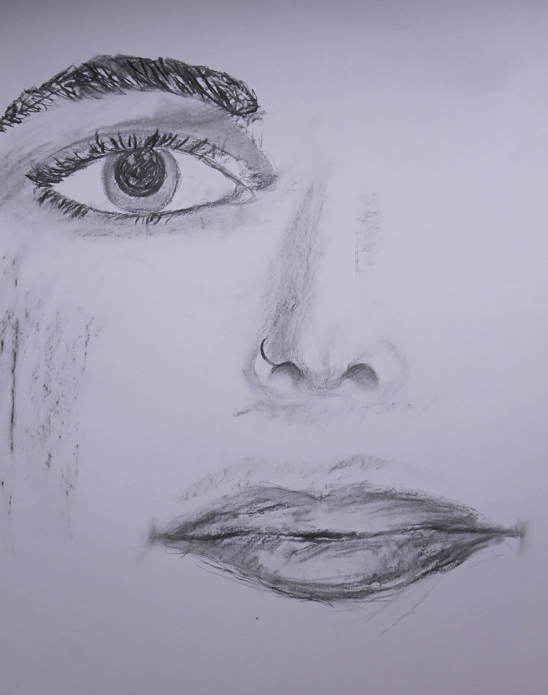 Een zwart-wit tekening van het gezicht van een vrouw