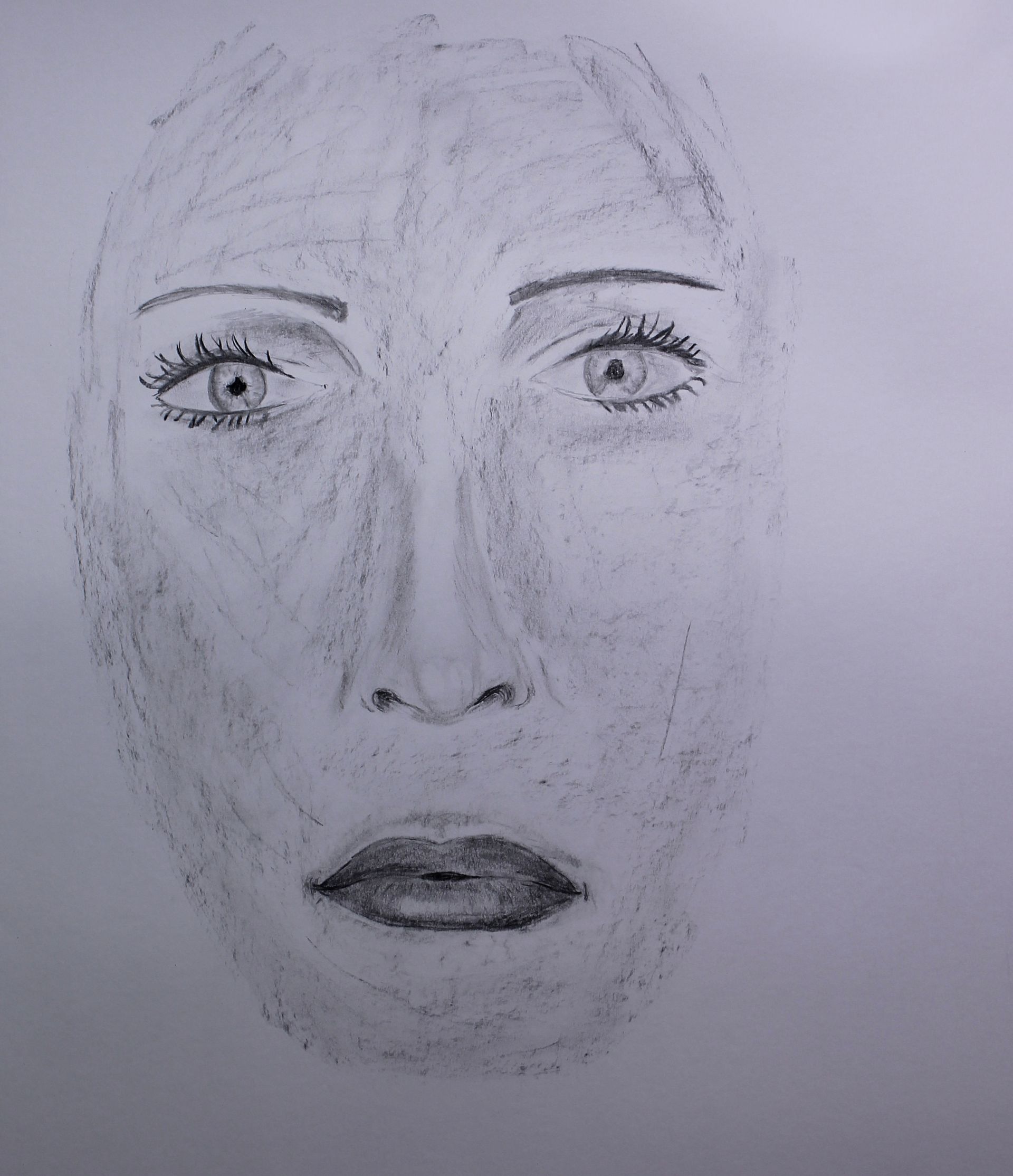 Een zwart-wit tekening van het gezicht van een vrouw