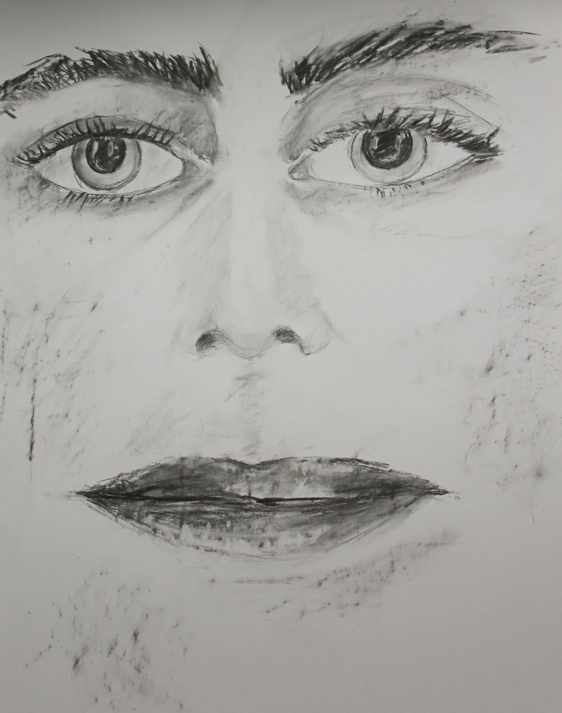 Een zwart-wit tekening van het gezicht van een vrouw