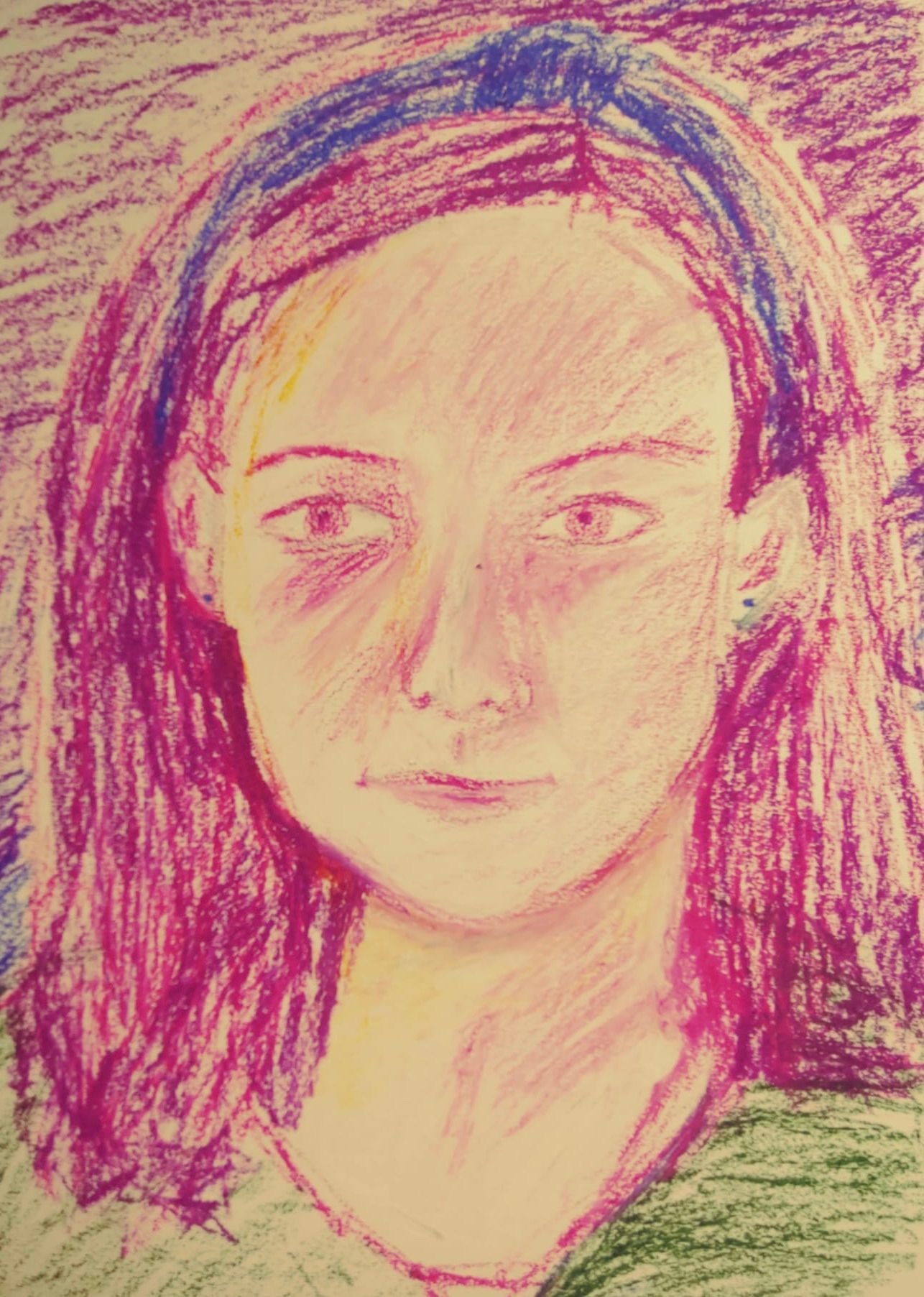 Een tekening van het gezicht van een vrouw met een roze hoofdband