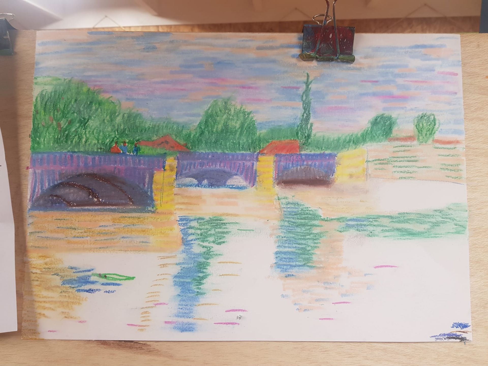 Een schilderij van een brug over een watermassa