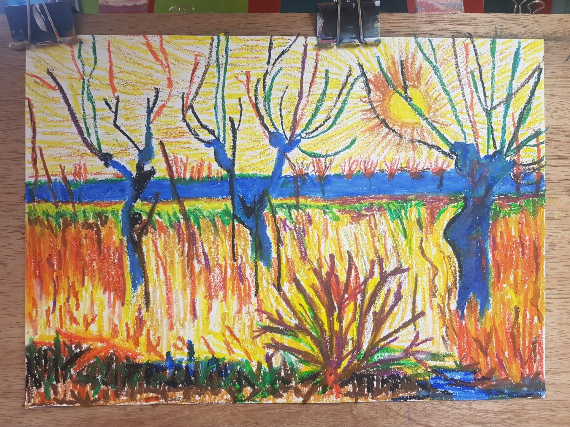 Een schilderij van een veld met knotwilgen en een rivier op de achtergrond