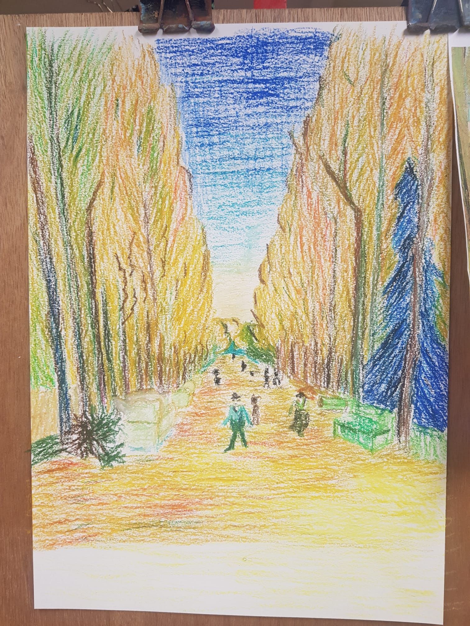 Een tekening van mensen die over een pad lopen met bomen op de achtergrond