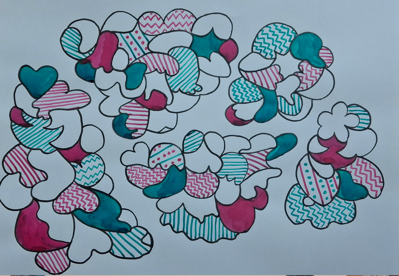 Een tekening van roze en blauwe wolken op een witte achtergrond