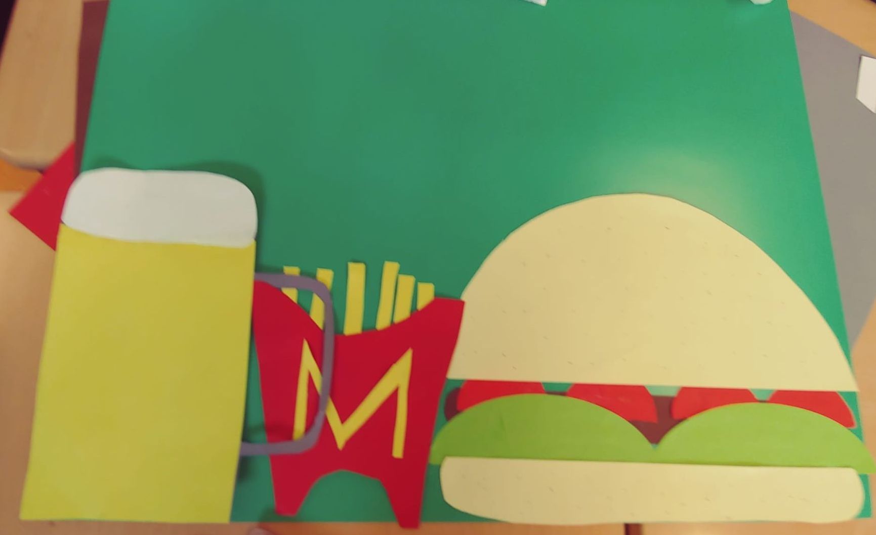 compleet menu met friet, hamburger en biertje