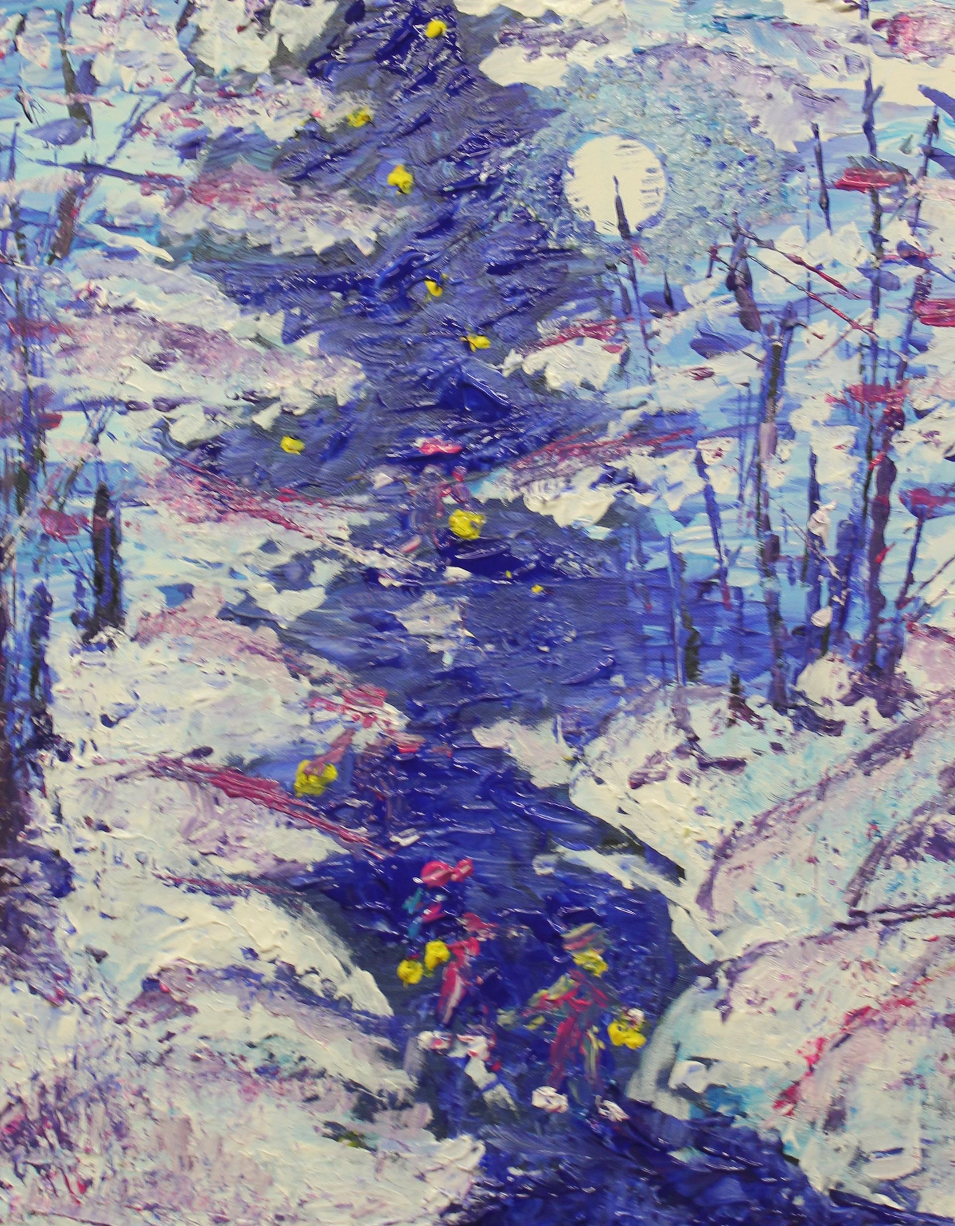 Een schilderij van een beek omgeven door sneeuw en bomen