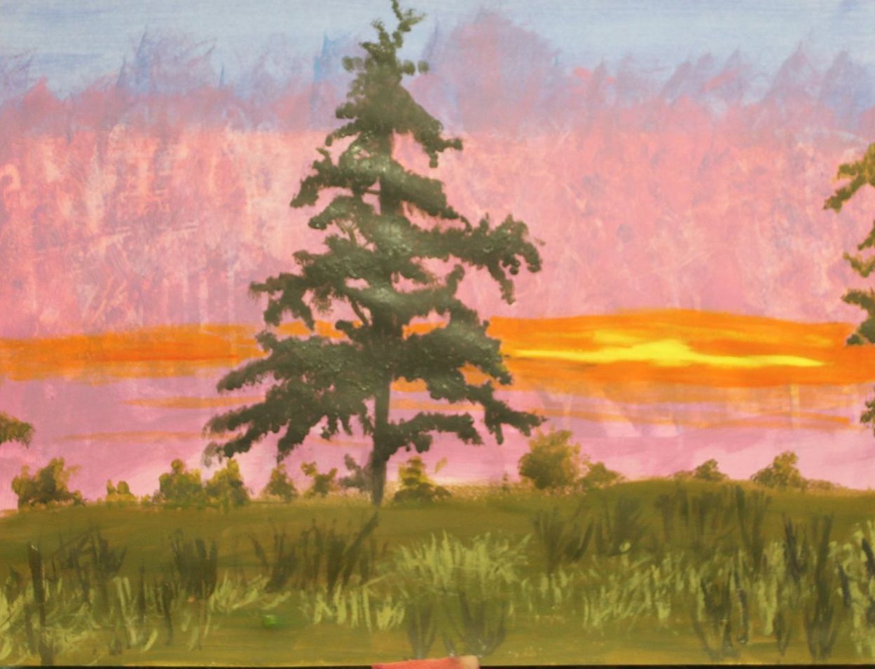 Een schilderij van een boom in een veld met een zonsondergang op de achtergrond