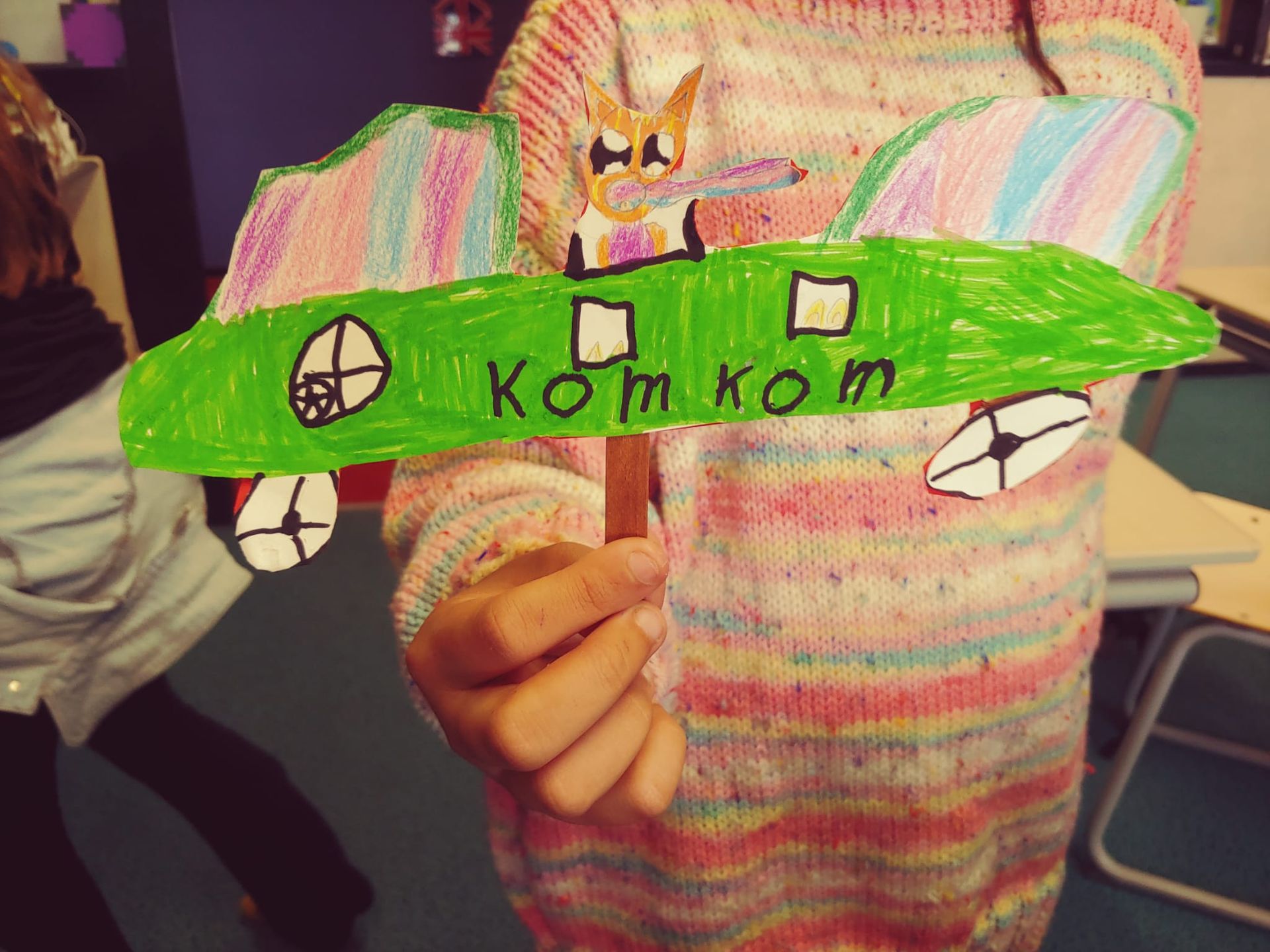 een fantasievoertuig in de vorm van een komkommer