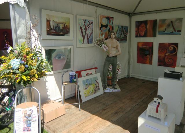 Tijdens Nieuwe Hanze maken bezoekers met mixed media een eigen kunstwerk