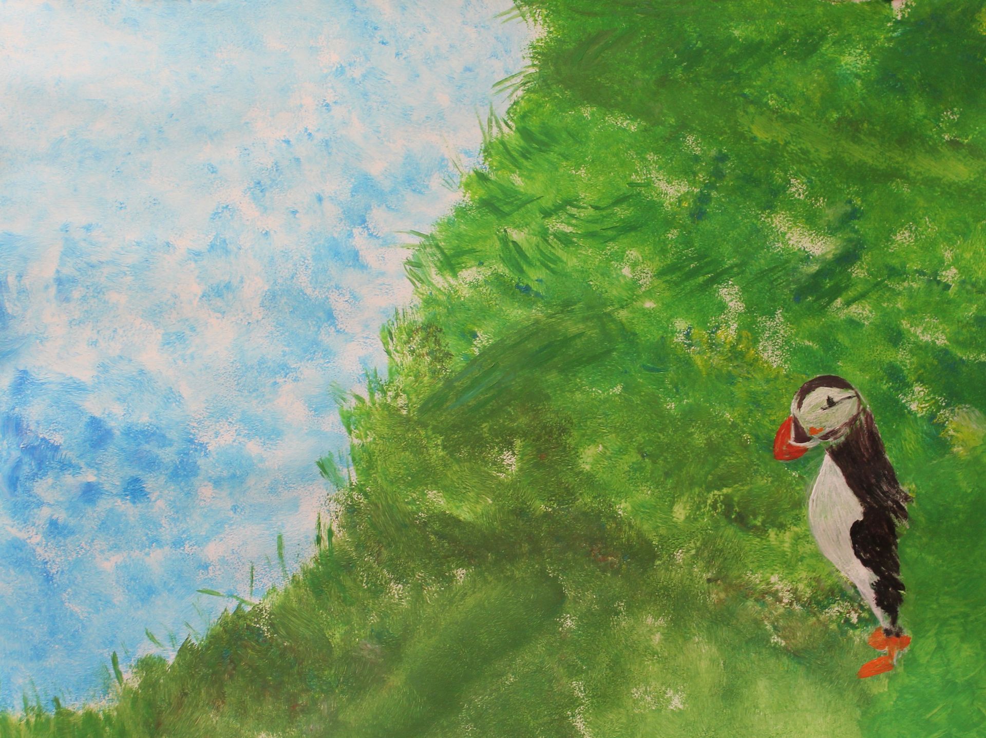 Een schilderij van een papegaaiduiker die in het gras staat bij een waterpartij