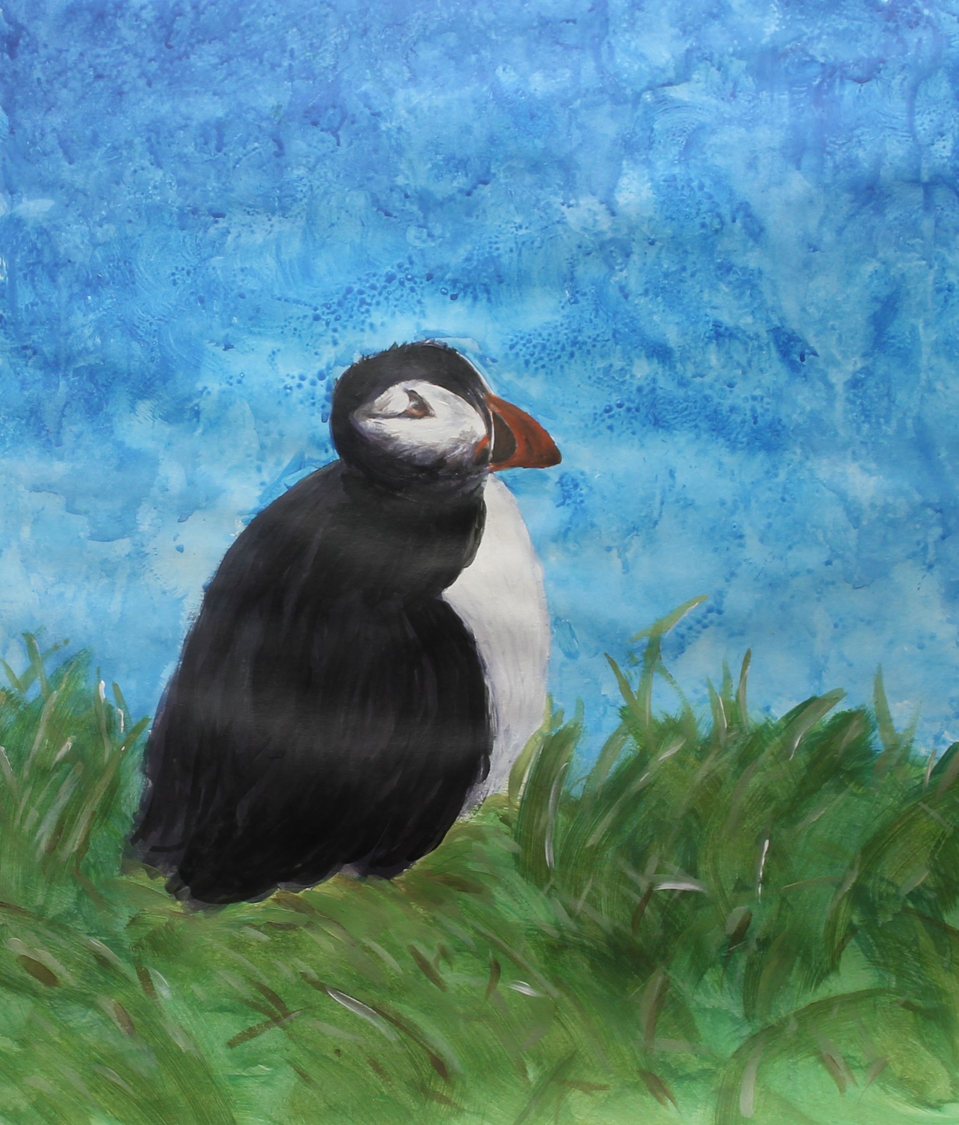 Een schilderij van een zwart-witte vogel die in het gras zit