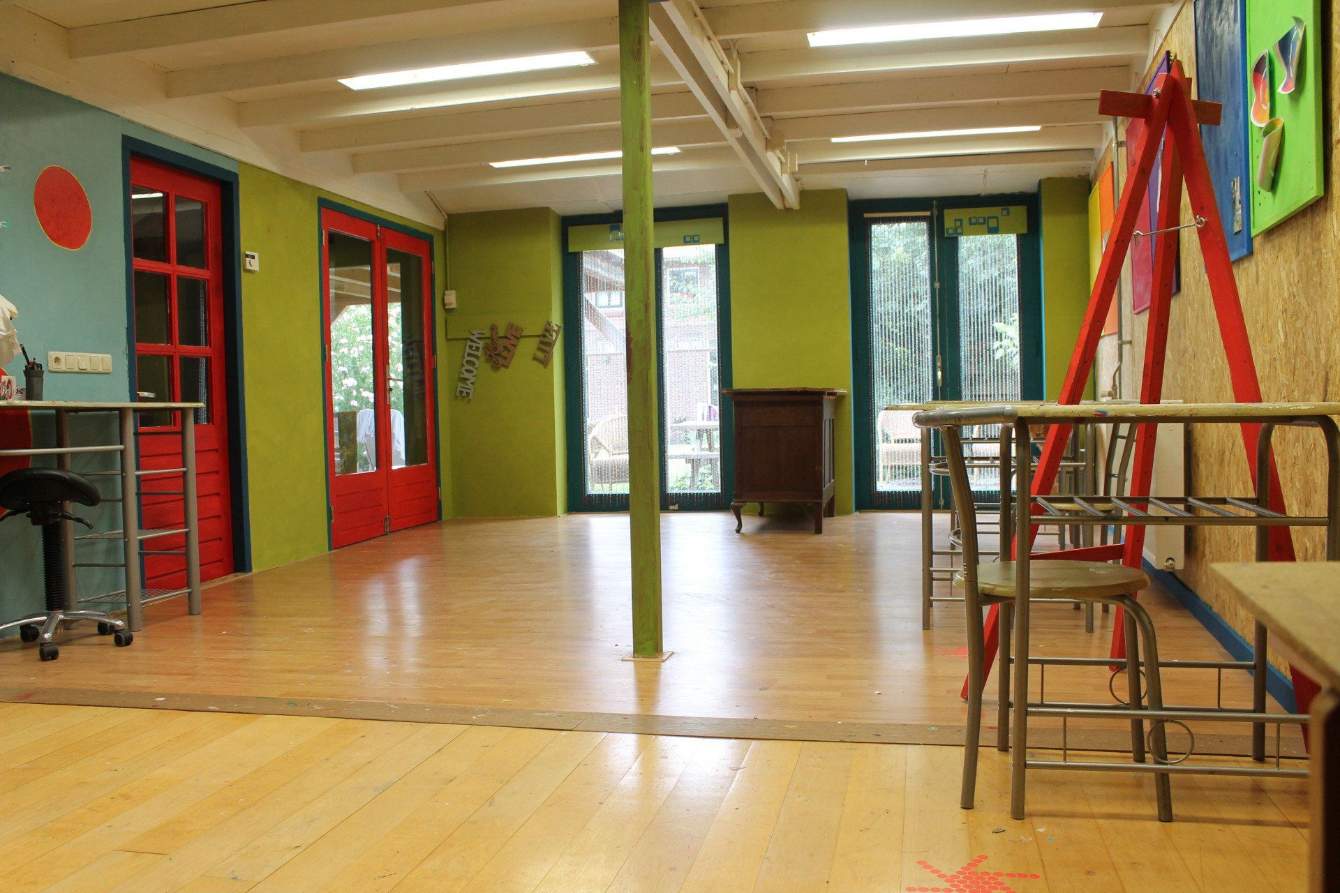 Schilderen leer je in de kleurrijke studio van Studio MiSt